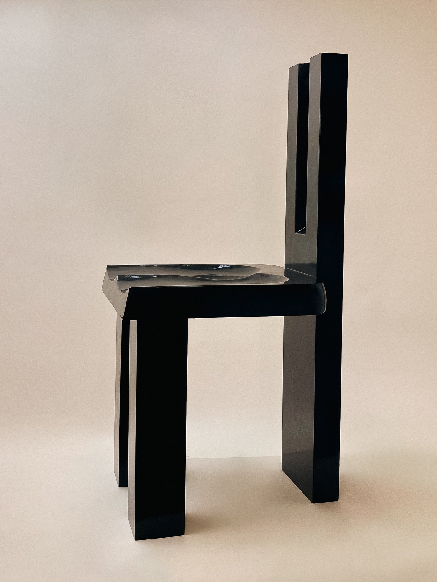 NERO CARVED CHAIR