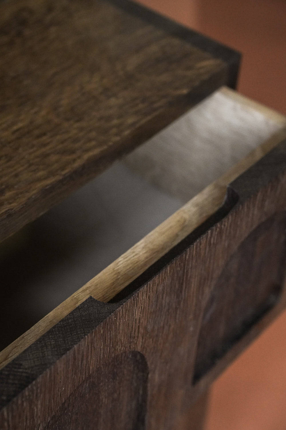 TERRACE FUMED SIDE TABLE