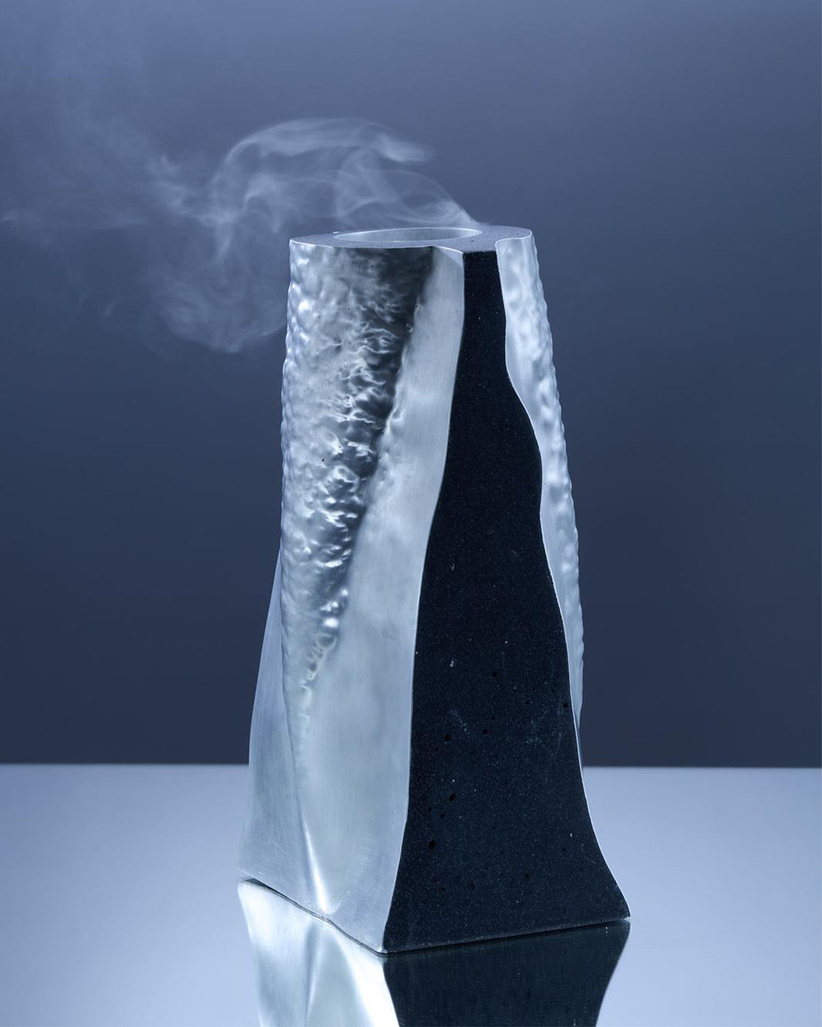 Bedda Vase by Emilia Tombolesi | Sculptural Jesmonite Art Object – Slancha